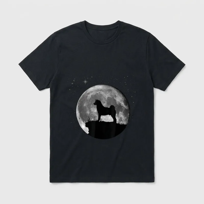 Akita Hunde T-Shirt – Schwarze Akita Silhouette vor detailreichem Vollmond und Sternenhimmel – Klassisches T-Shirt in Schwarz