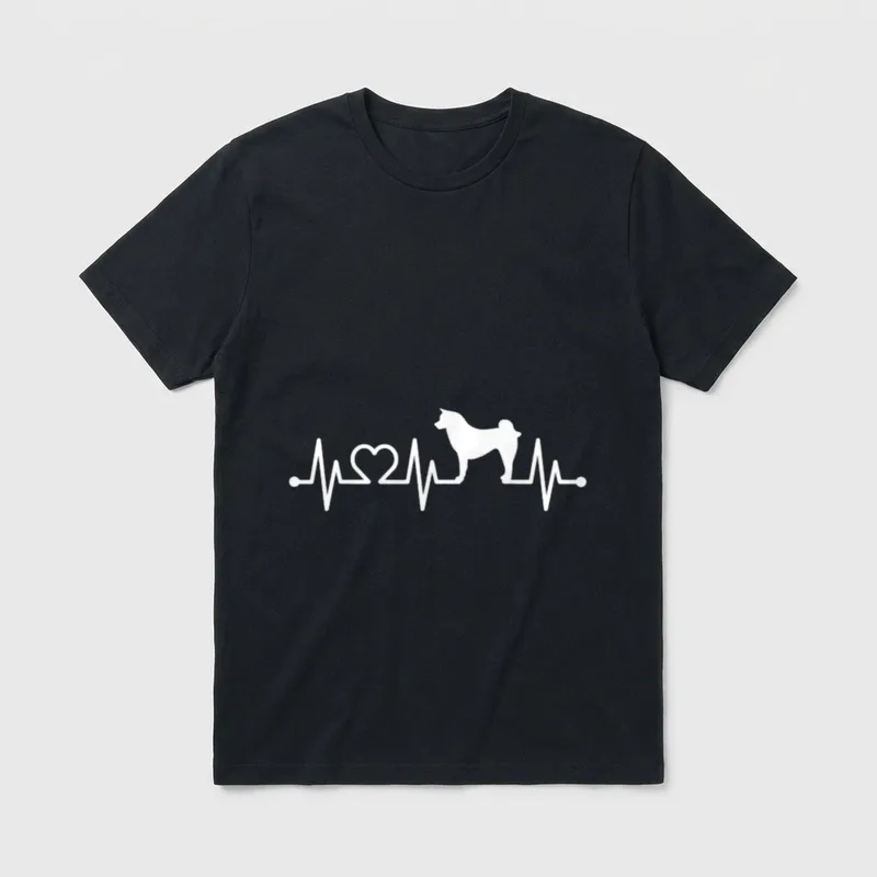 EKG Herzschlag Akita Inu T-Shirt – Klassisches T-Shirt in Schwarz