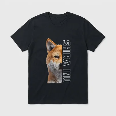 Shiba Inu T-Shirt 0084 – Realistisches Shiba Inu Porträt mit weißer vertikaler Schrift – Klassisches T-Shirt in Schwarz
