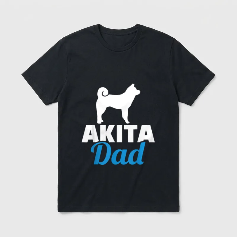 Akita Papa T-Shirt – Weiße Akita Inu Silhouette über weiß-blauer Typografie – Klassisches T-Shirt in Schwarz