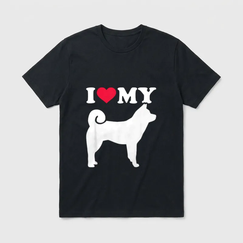 Ich liebe meinen Akita T-Shirt – Weiße Akita-Silhouette mit rotem Herz und englischem Text – Klassisches T-Shirt in Schwarz