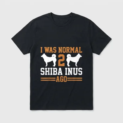 Shiba Inu T-Shirt 0139 – I WAS NORMAL 2 SHIBA INUS AGO Text mit zwei Hundesilhouetten – Klassisches T-Shirt in Schwarz