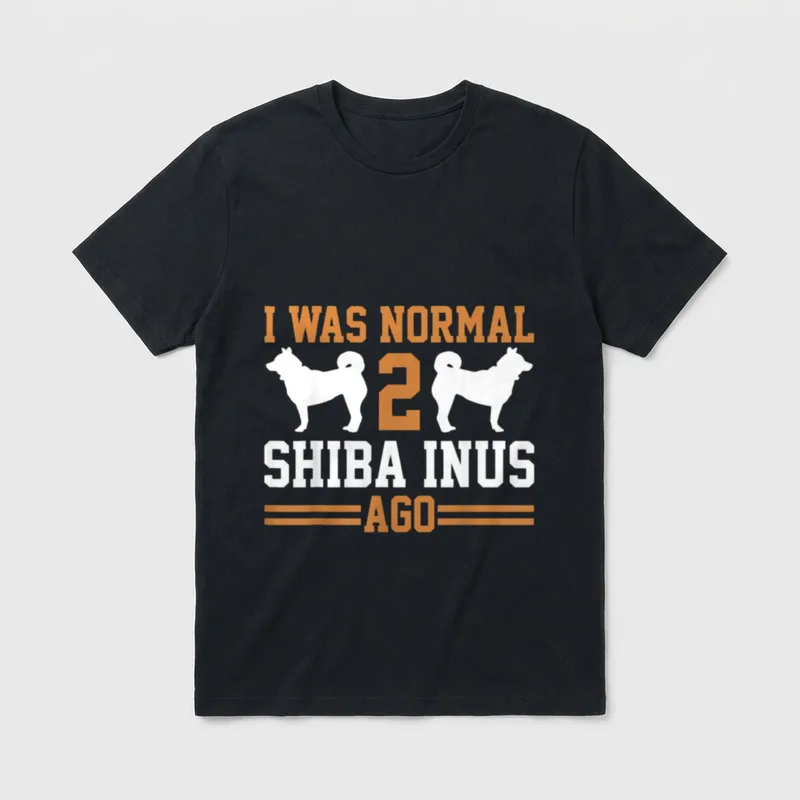 Shiba Inu T-Shirt 0139 – I WAS NORMAL 2 SHIBA INUS AGO Text mit zwei Hundesilhouetten – Klassisches T-Shirt in Schwarz