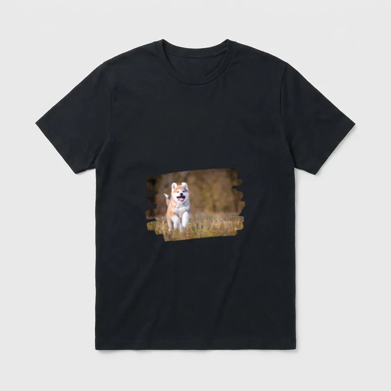 Akita Hundeliebhaber T-Shirt – Läufender rot-weißer Akita-Welpen im Gras – Klassisches T-Shirt in Schwarz