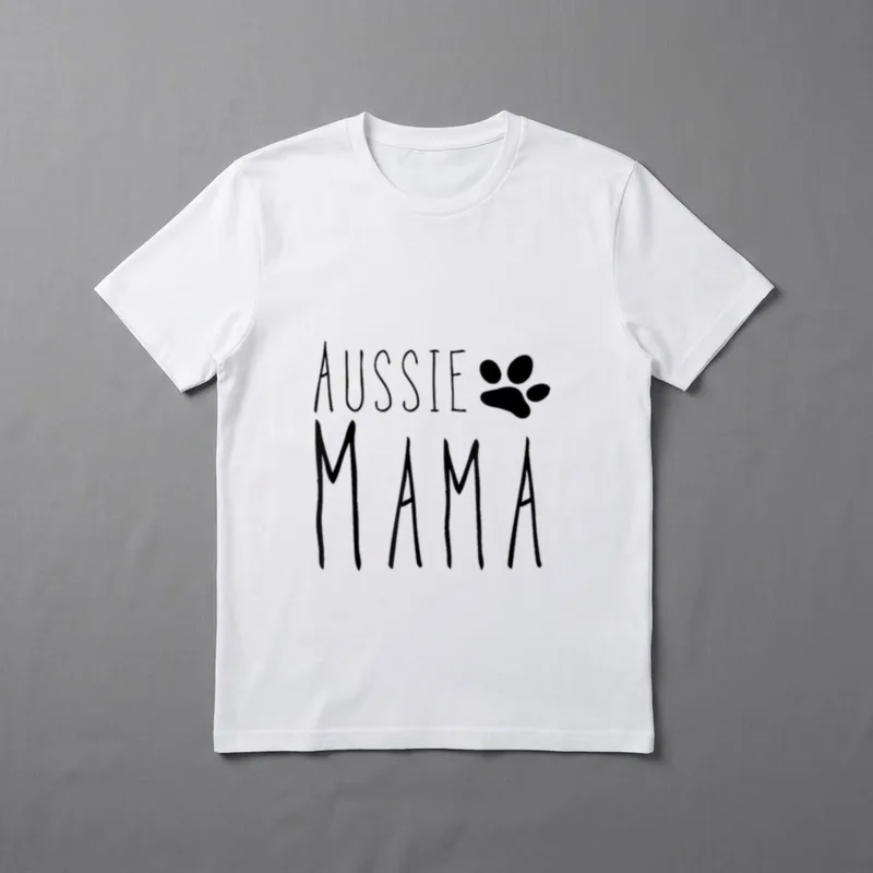 Australian Shepherd mom T-Shirt – Schriftzug AUSSIE MAMA mit schwarzem Pfotenabdruck – Klassisches T-Shirt in Schwarz