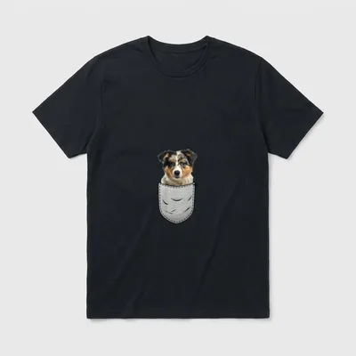 Aussie Australian Shepherd Brust-Tasche T-Shirt – Klassisches T-Shirt in Schwarz