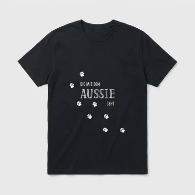 Australian Shepherd T-Shirt 0118 – Schriftzug Die mit dem Aussie geht mit weißer Pfotenspur – Klassisches T-Shirt in Schwarz