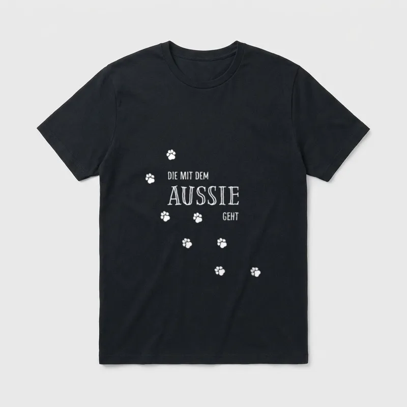 Australian Shepherd T-Shirt 0118 – Schriftzug Die mit dem Aussie geht mit weißer Pfotenspur – Klassisches T-Shirt in Schwarz