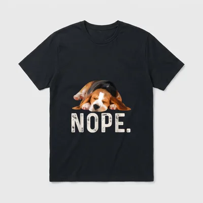 Nope Lazy Beagle T-Shirt – Schlafender Beagle mit abgenutzter Schrift NOPE – Klassisches T-Shirt in Schwarz