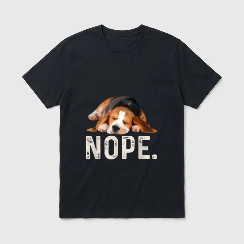 Nope Lazy Beagle T-Shirt – Schlafender Beagle mit abgenutzter Schrift NOPE – Klassisches T-Shirt in Schwarz