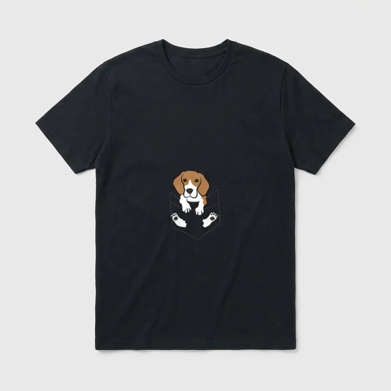 Beagle in der Tasche T-Shirt – Kleiner braun-weißer Beagle schaut aus einer Hosentasche – Klassisches T-Shirt in Schwarz
