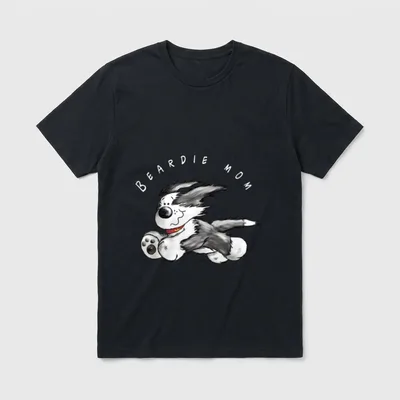 Border Collie Mom T-Shirt – Bearded Collie Cartoon im Flug mit dem Text BEARDIE MOM darüber – Klassisches T-Shirt in Schwarz
