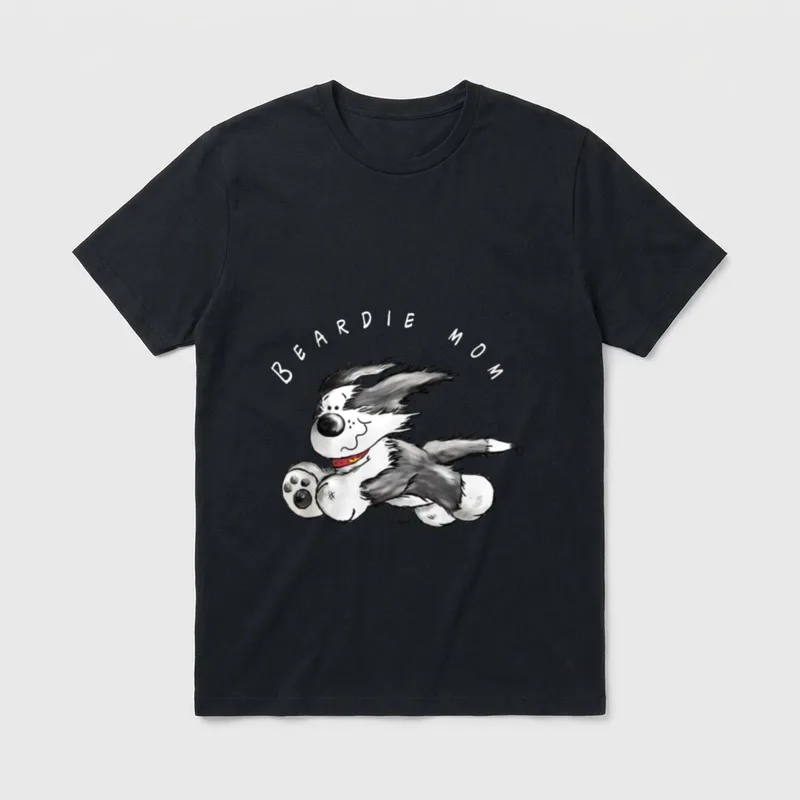 Border Collie Mom T-Shirt – Bearded Collie Cartoon im Flug mit dem Text BEARDIE MOM darüber – Klassisches T-Shirt in Schwarz