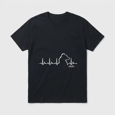 Sheltie T-Shirt – Weißer Herzschlag mit Sheltie-Hundeprofil und Schriftzug – Klassisches T-Shirt in Schwarz