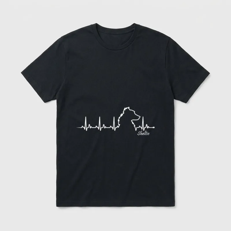 Sheltie T-Shirt – Weißer Herzschlag mit Sheltie-Hundeprofil und Schriftzug – Klassisches T-Shirt in Schwarz