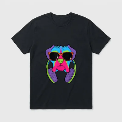 Boxer Hund Mit Kopfhörern T-Shirt – Bunter Boxer mit Sonnenbrille und Headset im Popart-Stil – Klassisches T-Shirt in Schwarz