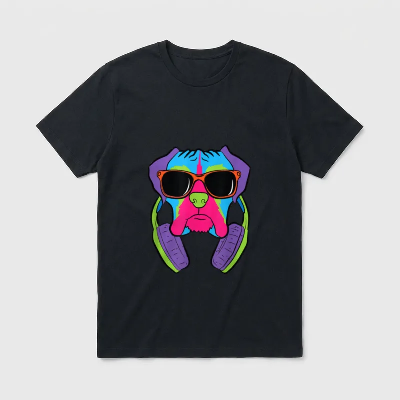 Boxer Hund Mit Kopfhörern T-Shirt – Bunter Boxer mit Sonnenbrille und Headset im Popart-Stil – Klassisches T-Shirt in Schwarz