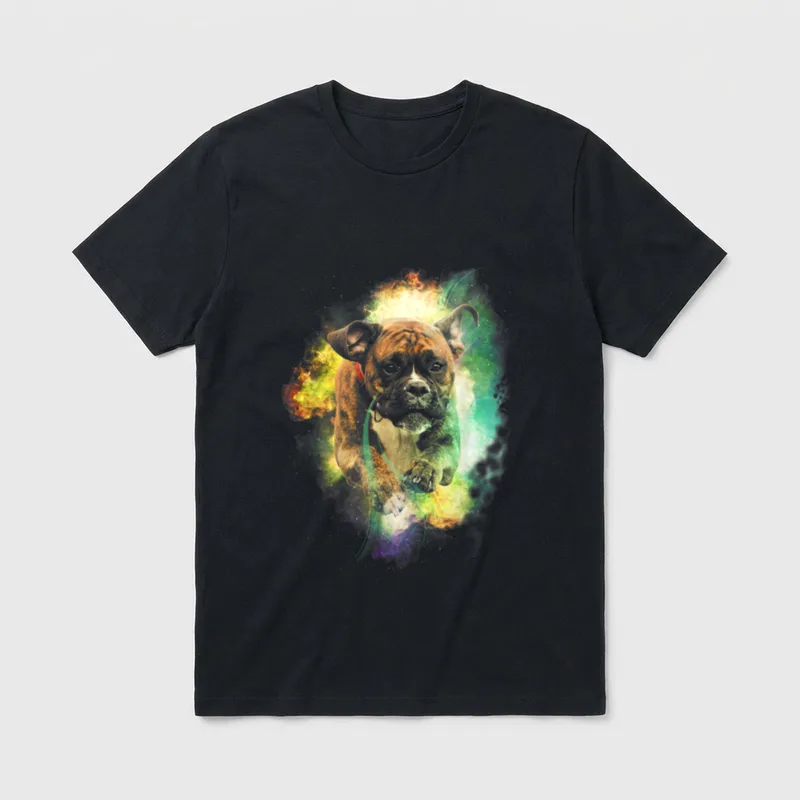Boxer Hund im Raum T-Shirt – Brauner Boxer vor farbigem Galaxie-Nebel im Vintage-Stil – Klassisches T-Shirt in Schwarz