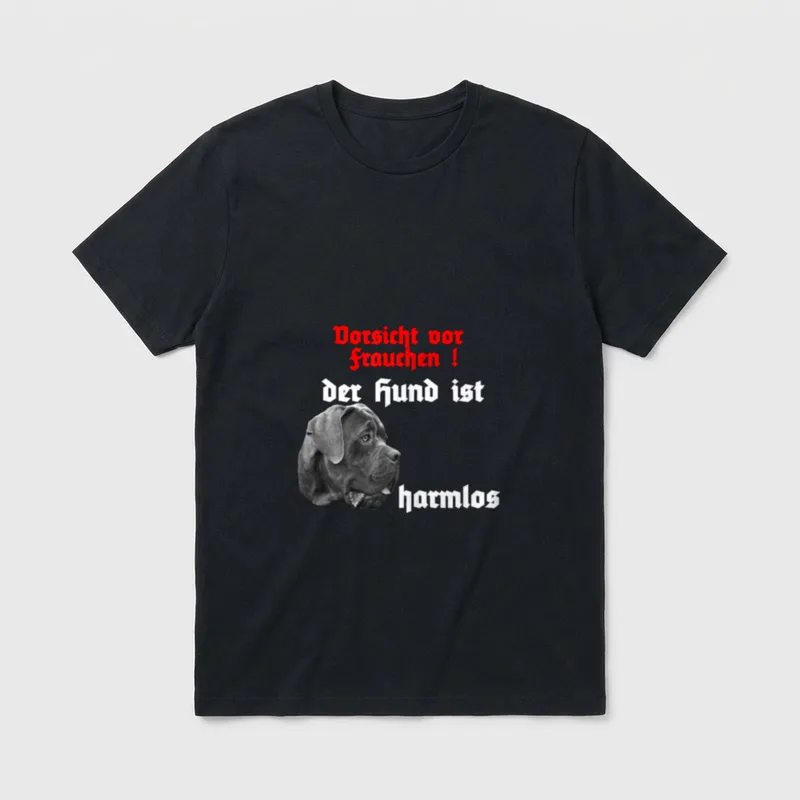 Hunde Sprüche T-Shirt – Cane Corso Kopf mit rotem und weißem Gothic Text auf grauem Grund – Klassisches T-Shirt in Schwarz