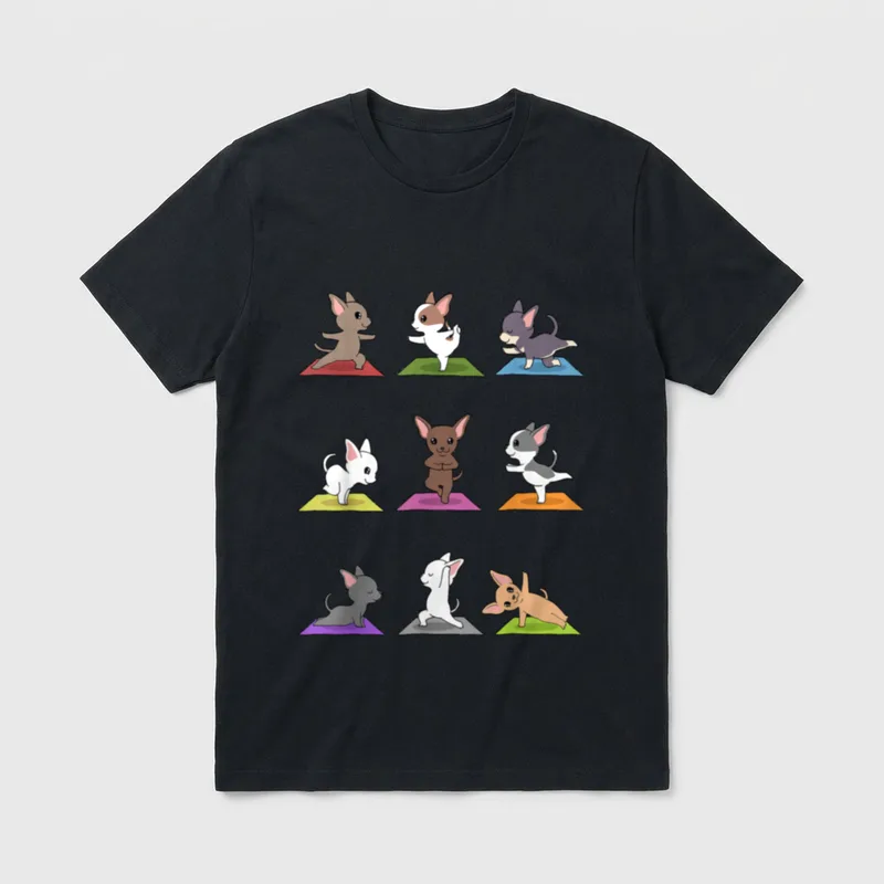 Chihuahua Yoga T-Shirt – Neun Chihuahuas auf bunten Yogamatzen in verschiedenen Haltungen – Klassisches T-Shirt in Schwarz