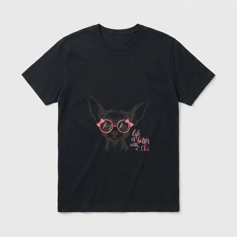 Chihuahua Life is better T-Shirt – Klassisches T-Shirt in Schwarz
