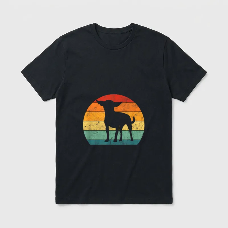Chihuahua Dog Retro Vintage T-Shirt – Chihuahua Silhouette vor buntem Retro-Streifenkreis – Klassisches T-Shirt in Schwarz