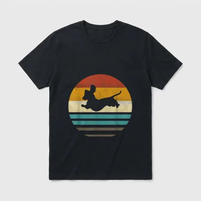 T-Shirt Dackel lustig – Retro Dackel Silhouette im Sprung vor farbigem Streifensonne – Klassisches T-Shirt in Schwarz