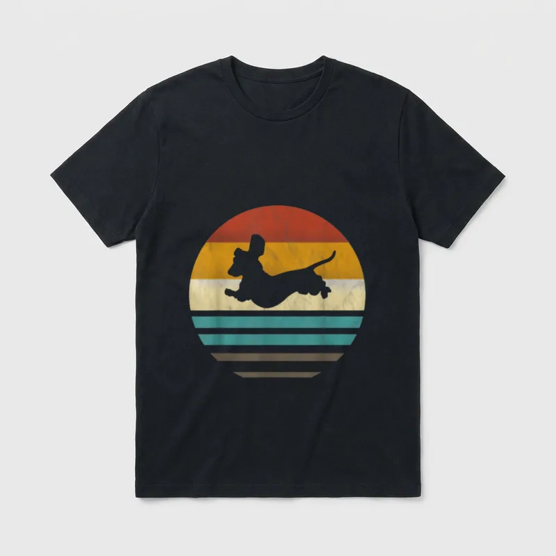 T-Shirt Dackel lustig – Retro Dackel Silhouette im Sprung vor farbigem Streifensonne – Klassisches T-Shirt in Schwarz
