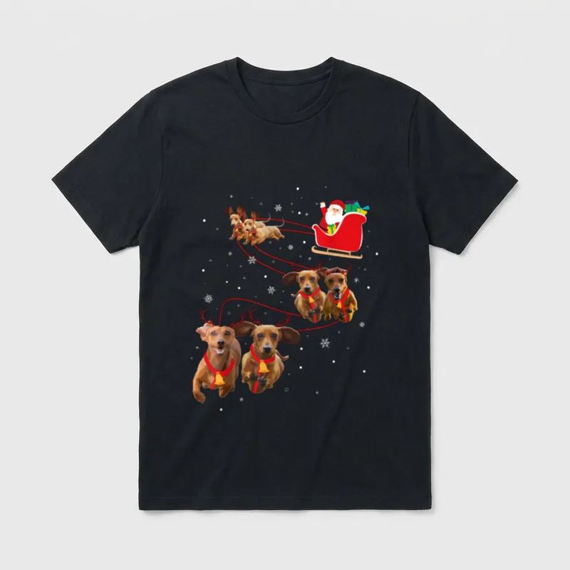 Dackel Weihnachts T-Shirt 0099 – Six dachshunds with antlers pulling Santa's sleigh in snow – Klassisches T-Shirt in Schwarz
