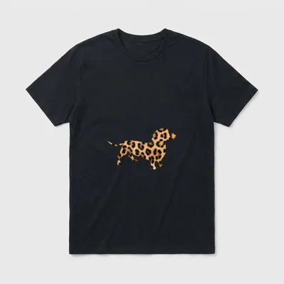 Niedlicher Dackel-Hund im Leopardenmuster T-Shirt – Klassisches T-Shirt in Schwarz