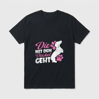 Die mit dem Dackel T-Shirt 0311 – Klassisches T-Shirt in Schwarz