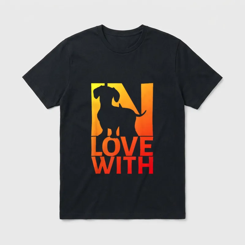 In Love With Dackel T-Shirt – Klassisches T-Shirt in Schwarz