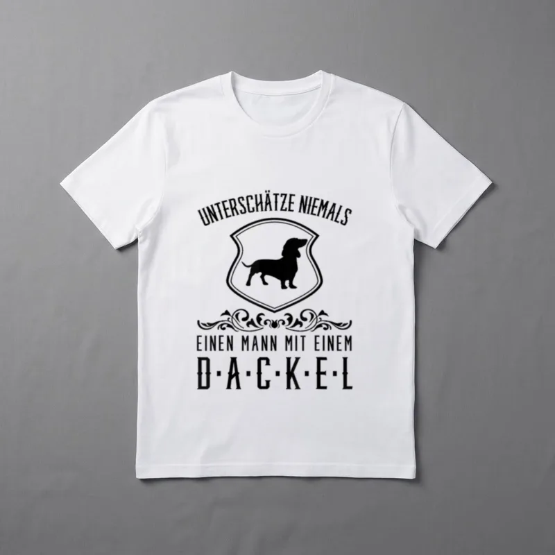 Unterschätze niemals einen Mann... T-Shirt – Klassisches T-Shirt in Schwarz