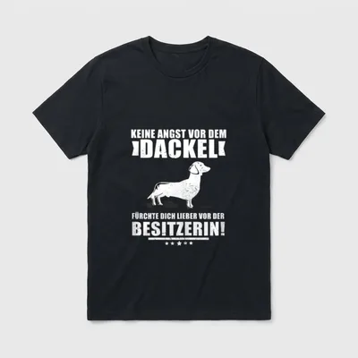 Keine Angst vor T-Shirt – Weißer Dackel mit sprichwörtlichem Text über die herrschende Frau – Klassisches T-Shirt in Schwarz