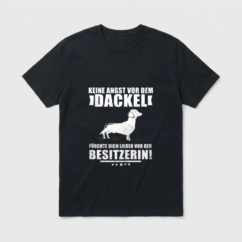 Keine Angst vor T-Shirt – Weißer Dackel mit sprichwörtlichem Text über die herrschende Frau – Klassisches T-Shirt in Schwarz
