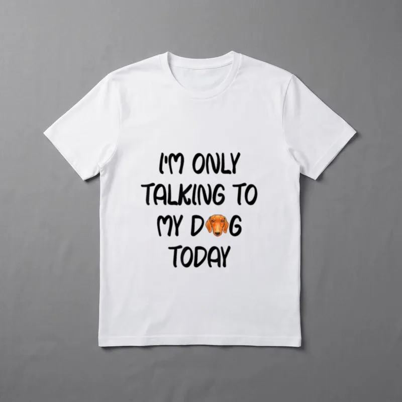 Kurzhaar Dackel I'm Only T-Shirt – Englischer Spruch mit Dackelgesicht als Buchstabe O – Klassisches T-Shirt in Schwarz