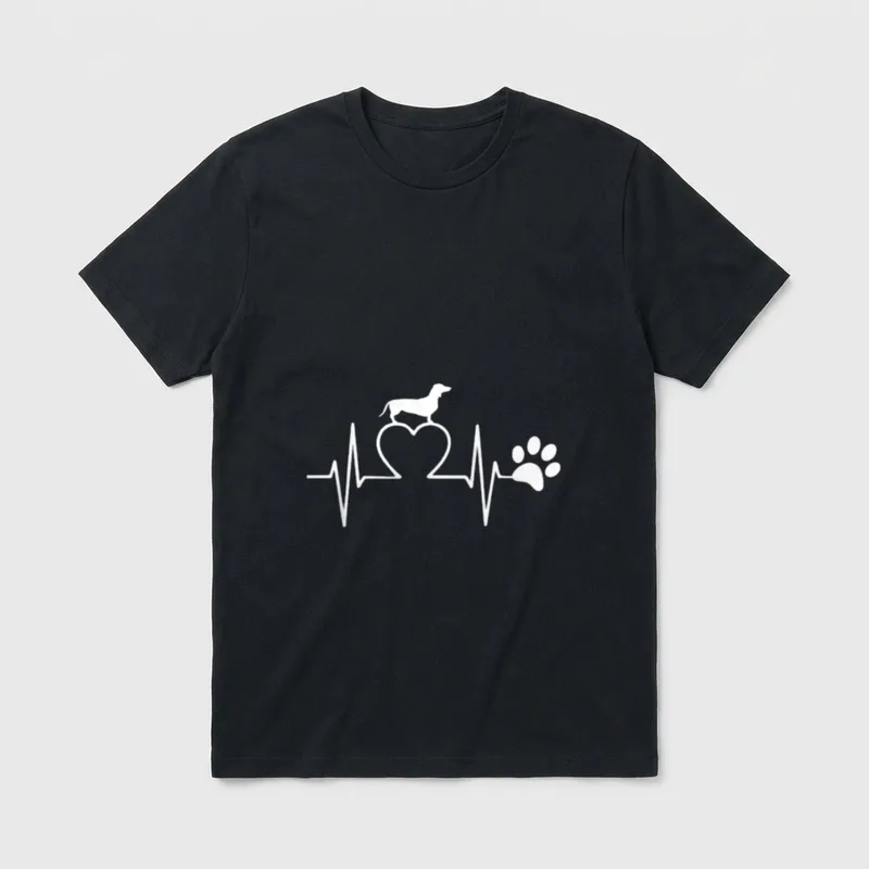 Dachshund Dackel Herzschlag Puls T-Shirt – Weiße Teckel-Silhouette auf Herz und Pulskurve – Klassisches T-Shirt in Schwarz