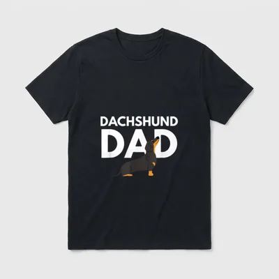 Dackel Vater Dackel T-Shirt – Sitzender schwarzer Dackel vor weißem Schriftzug DACHSHUND DAD – Klassisches T-Shirt in Schwarz