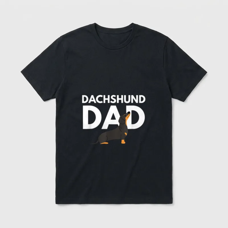 Dackel Vater Dackel T-Shirt – Sitzender schwarzer Dackel vor weißem Schriftzug DACHSHUND DAD – Klassisches T-Shirt in Schwarz