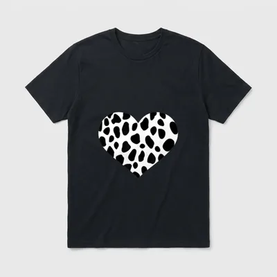 Dalmatiner Herz T-Shirt – Herzform mit schwarz-weißen Dalmatiner-Fleckmuster – Klassisches T-Shirt in Schwarz