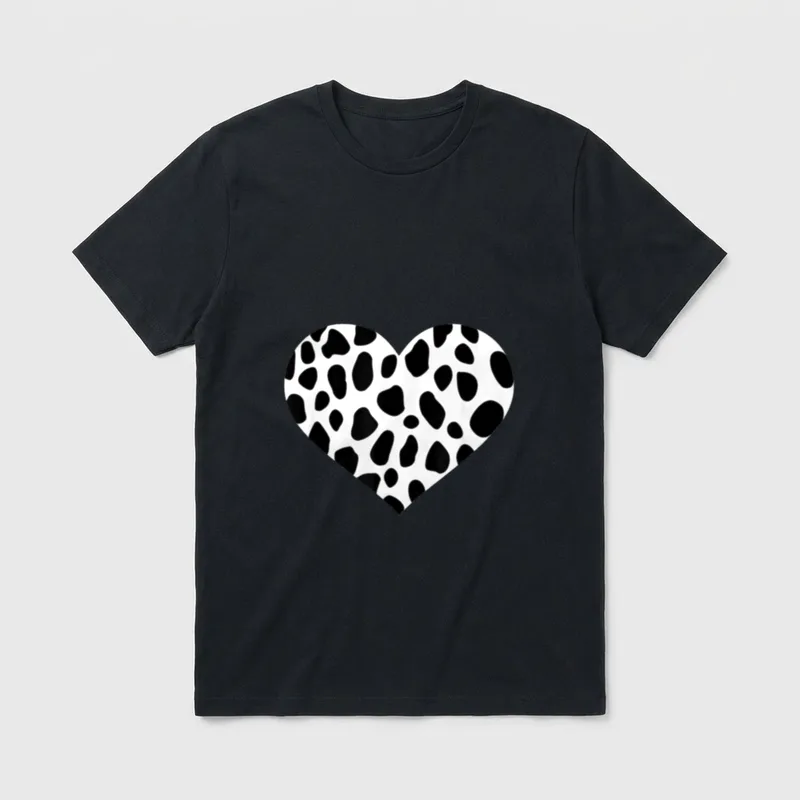 Dalmatiner Herz T-Shirt – Herzform mit schwarz-weißen Dalmatiner-Fleckmuster – Klassisches T-Shirt in Schwarz