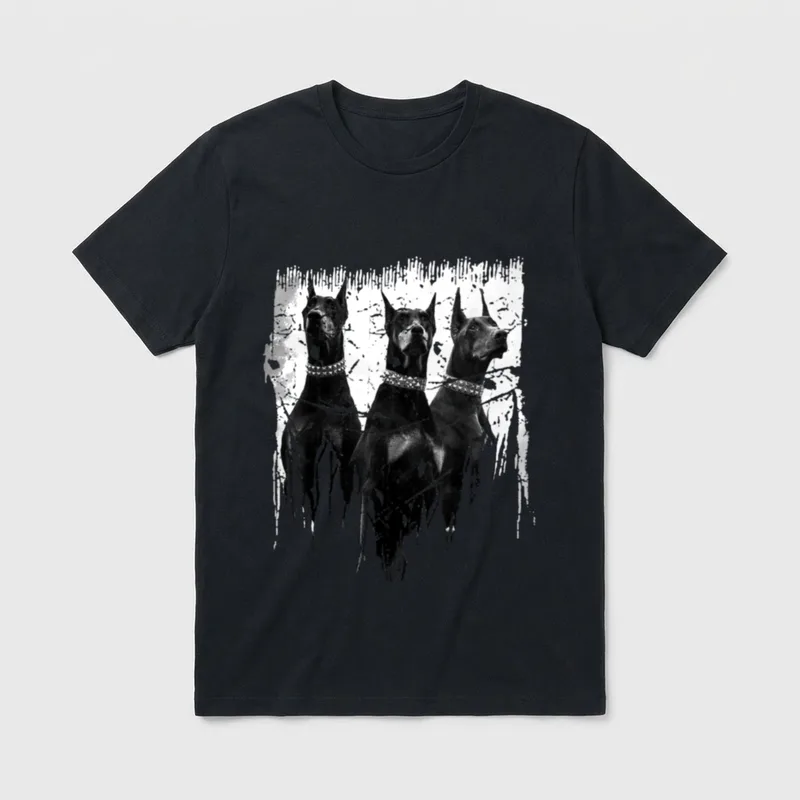 Dobermann Pinscher Black and T-Shirt – Klassisches T-Shirt in Schwarz