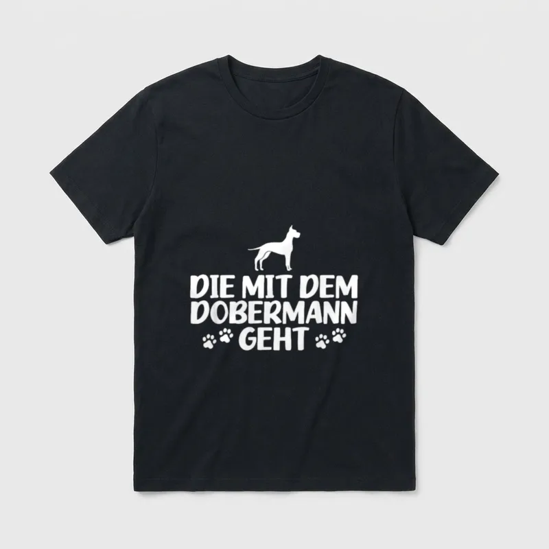 Die mit dem Dobermann geht T-Shirt – Klassisches T-Shirt in Schwarz