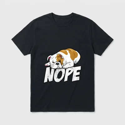 Englische Bulldogge Old English T-Shirt – Bulldogge liegt auf dem Wort NOPE – Klassisches T-Shirt in Schwarz