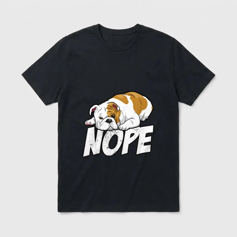 Englische Bulldogge Old English T-Shirt – Bulldogge liegt auf dem Wort NOPE – Klassisches T-Shirt in Schwarz