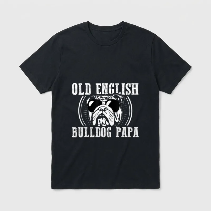 Old English Bulldog Papa T-Shirt – Bulldogge mit schwarzer Fliegerbrille und weißer Schrift – Klassisches T-Shirt in Schwarz