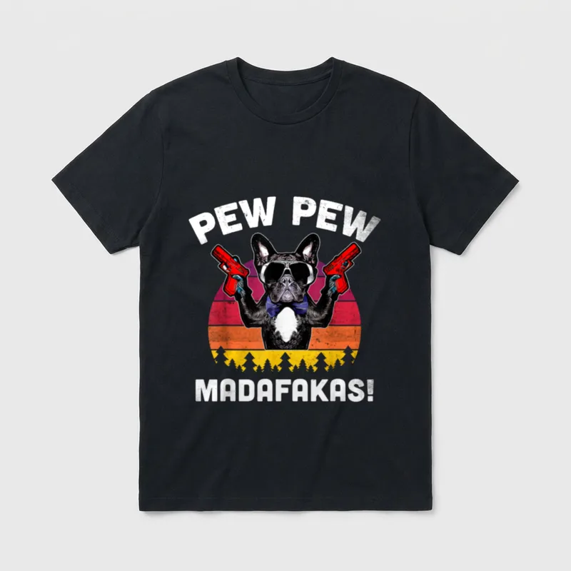 Frenchie Pew Pew Madafakas T-Shirt – Bulldogge mit Pistolen und PEW PEW MADAFAKAS! Text – Klassisches T-Shirt in Schwarz