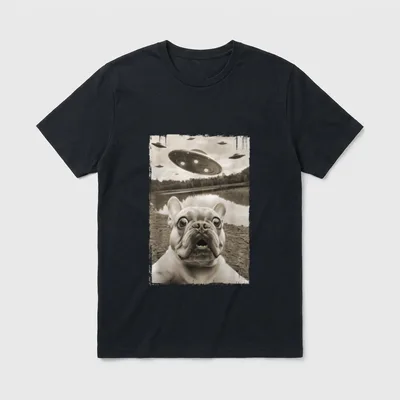 Französische Bulldogge und UFO T-Shirt – Klassisches T-Shirt in Schwarz