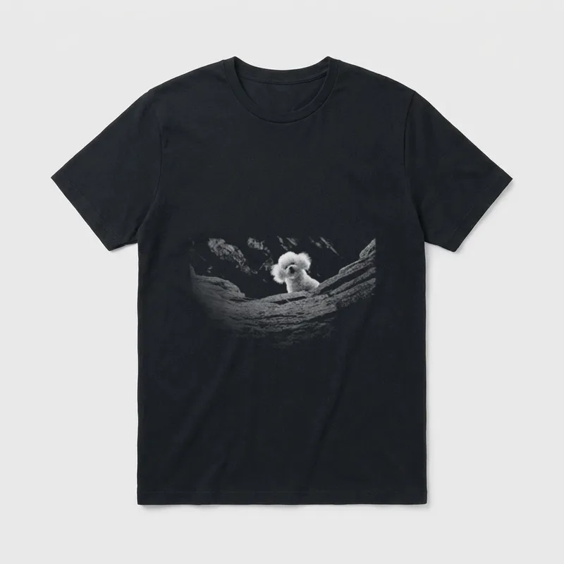 EIN kleines Lamm T-Shirt – Weißer flauschiger Hund auf Holzstamm mit Text über Serienhund – Klassisches T-Shirt in Schwarz