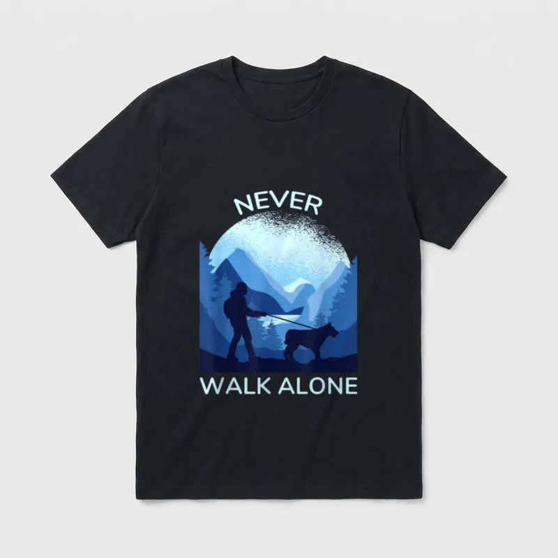 Never. Walk. Alone Herrchen T-Shirt – Klassisches T-Shirt in Schwarz